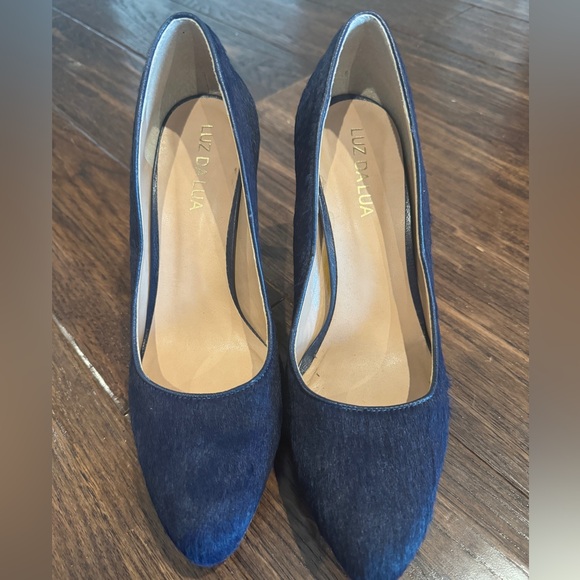 Ladies pumps. Worn once. Size 8 navy blue - Picture 2 of 5